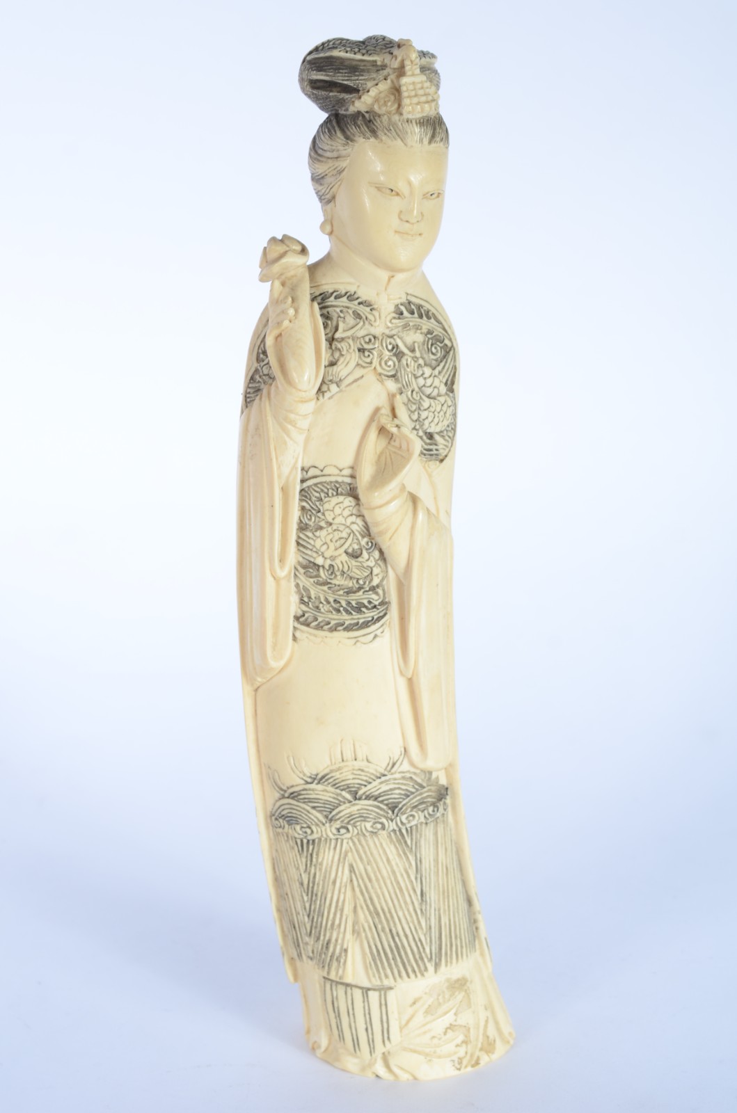 Antiga escultura chinesa em marfim representando imperatriz, vestindo... - foto 1 de 7