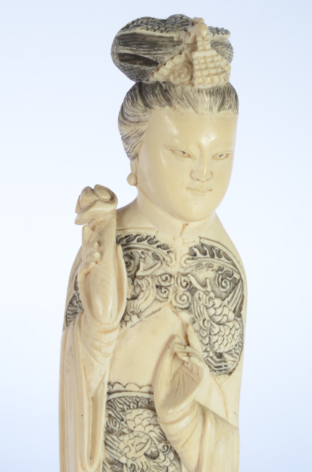 Antiga escultura chinesa em marfim representando imperatriz, vestindo... - foto 2 de 7