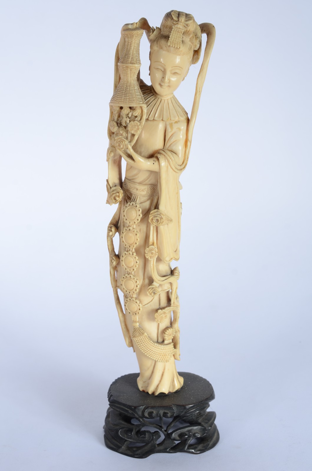 Escultura de marfim representando gueixa com cesto de flores, base de... - foto 1 de 7