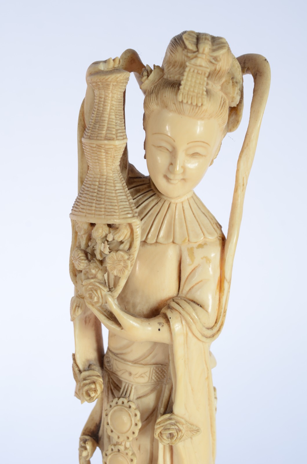 Escultura de marfim representando gueixa com cesto de flores, base de... - foto 2 de 7