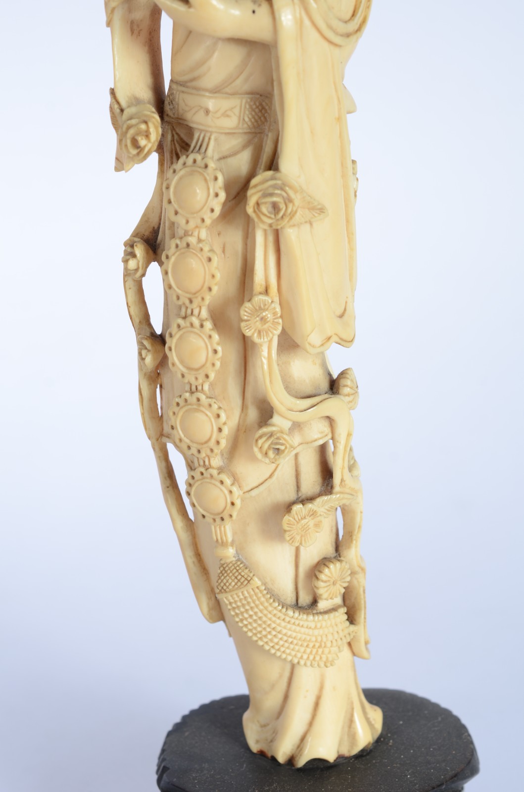 Escultura de marfim representando gueixa com cesto de flores, base de... - foto 3 de 7