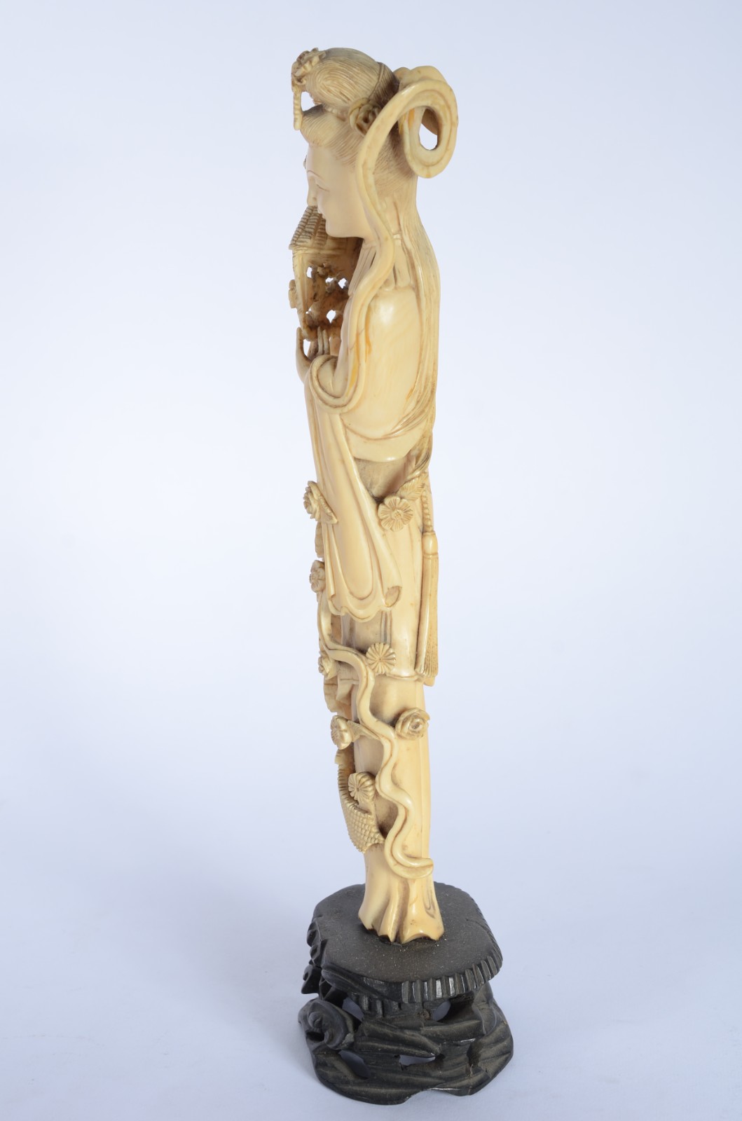 Escultura de marfim representando gueixa com cesto de flores, base de... - foto 4 de 7