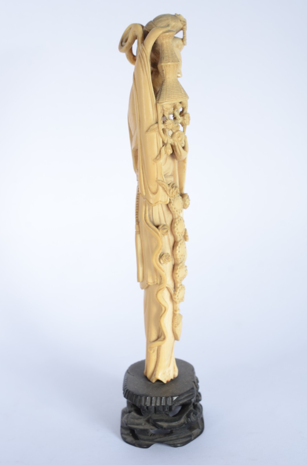 Escultura de marfim representando gueixa com cesto de flores, base de... - foto 5 de 7