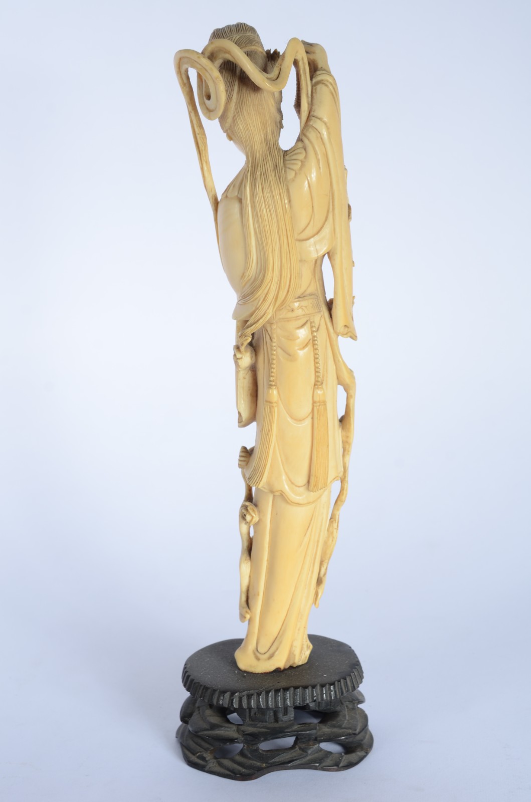 Escultura de marfim representando gueixa com cesto de flores, base de... - foto 6 de 7