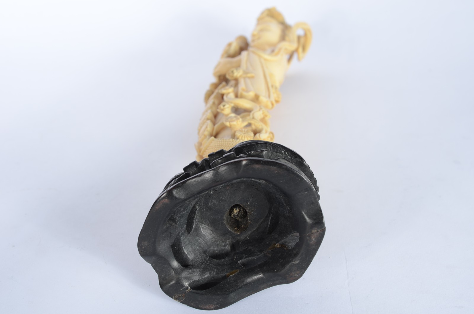 Escultura de marfim representando gueixa com cesto de flores, base de... - foto 7 de 7