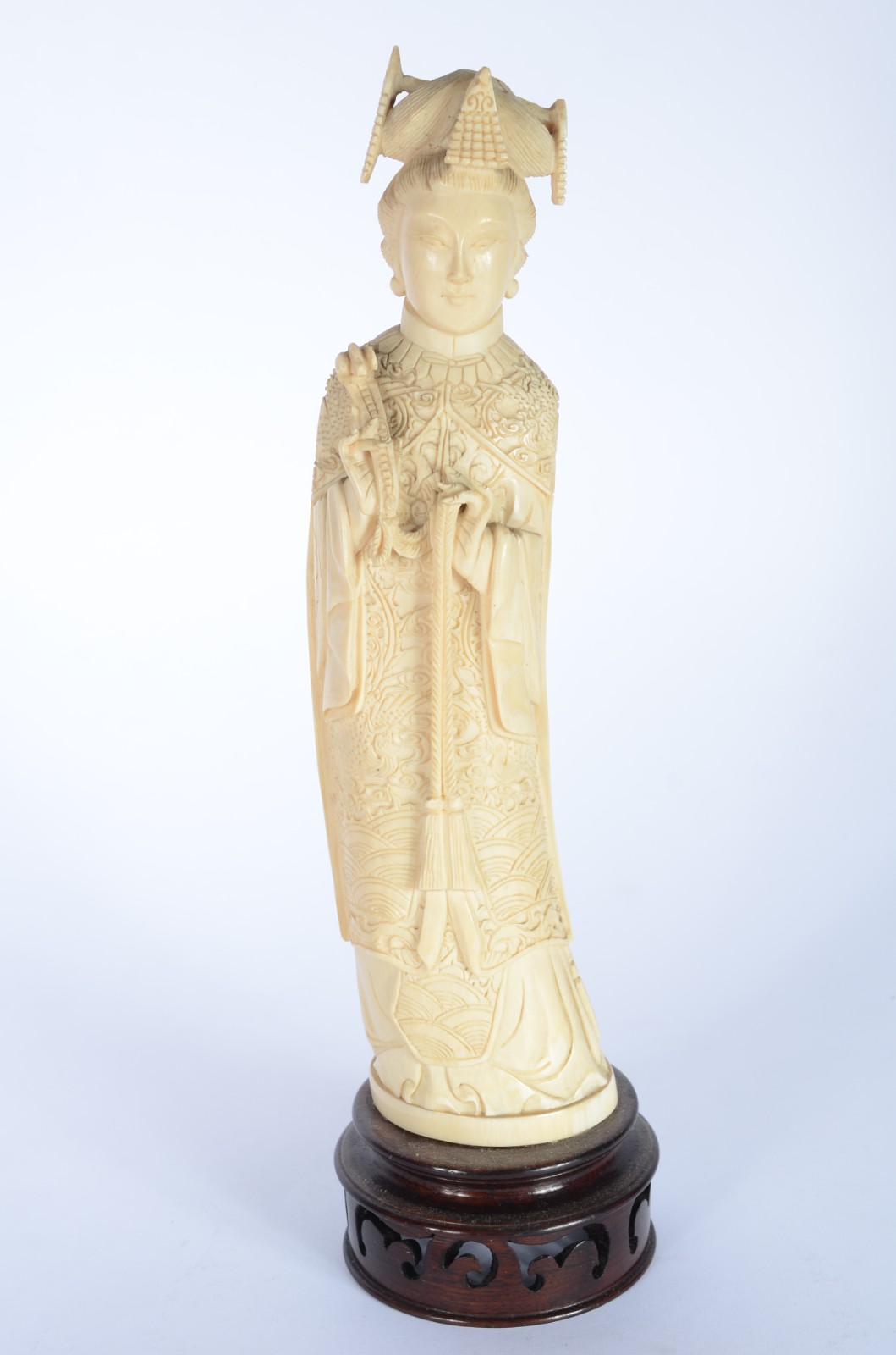 Escultura chinesa de marfim representando Imperatriz, base de... - foto 1 de 7