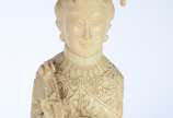 Escultura chinesa de marfim representando Imper... - Escultura chinesa de marfim representando Imperatriz, base de madeira. Altura total: 29 cm.