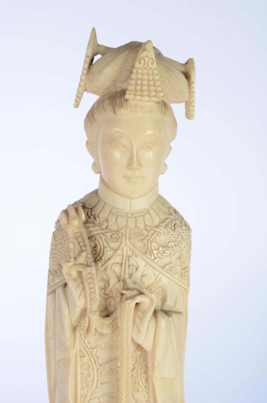 Escultura chinesa de marfim representando Imperatriz, base de... - foto 2 de 7