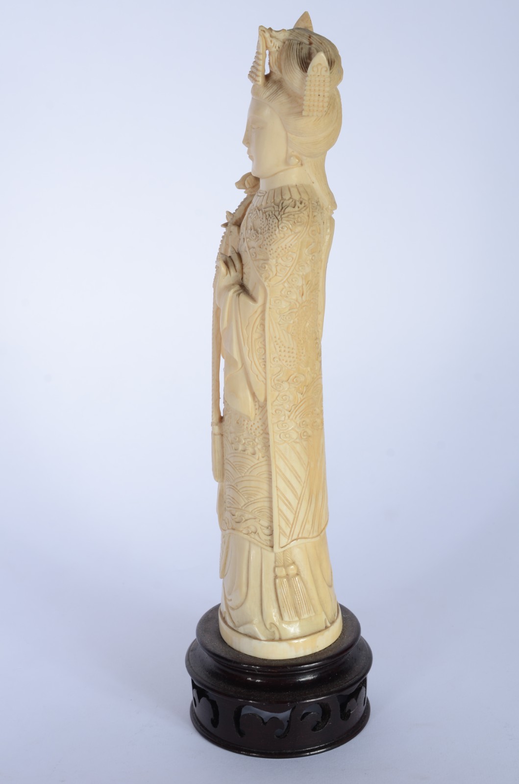 Escultura chinesa de marfim representando Imperatriz, base de... - foto 4 de 7