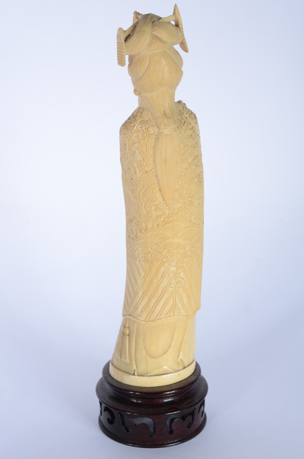 Escultura chinesa de marfim representando Imperatriz, base de... - foto 6 de 7