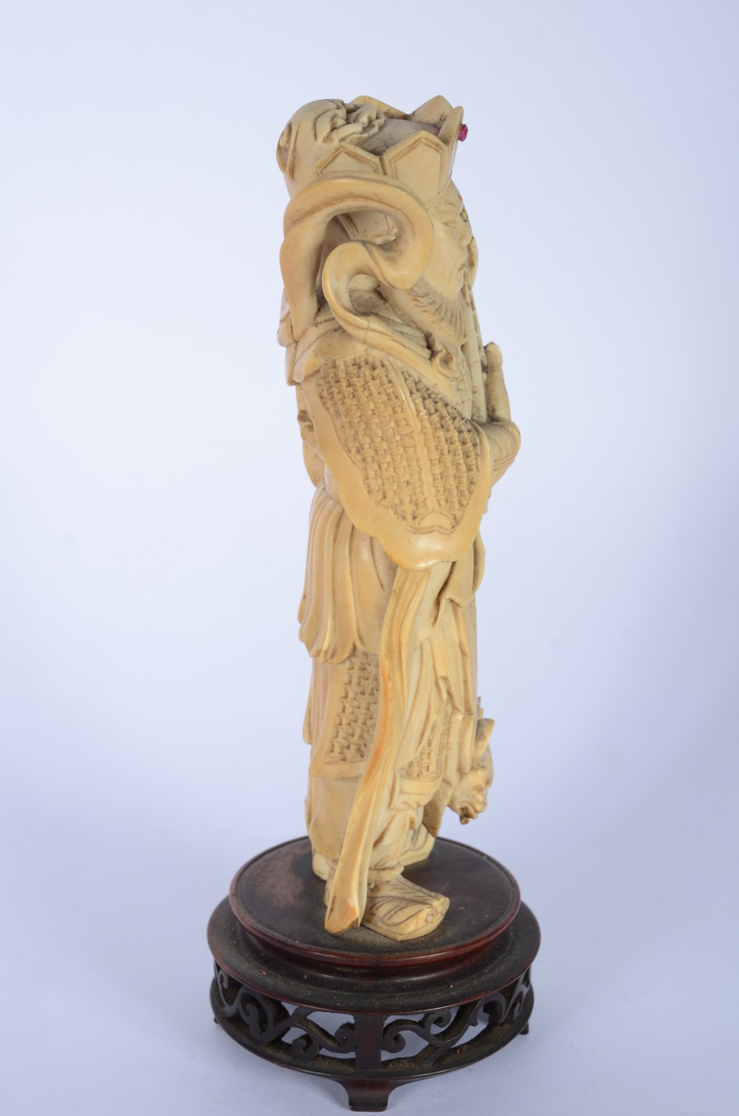 Escultura de marfim representando figura masculina, base de madeira... - foto 3 de 7