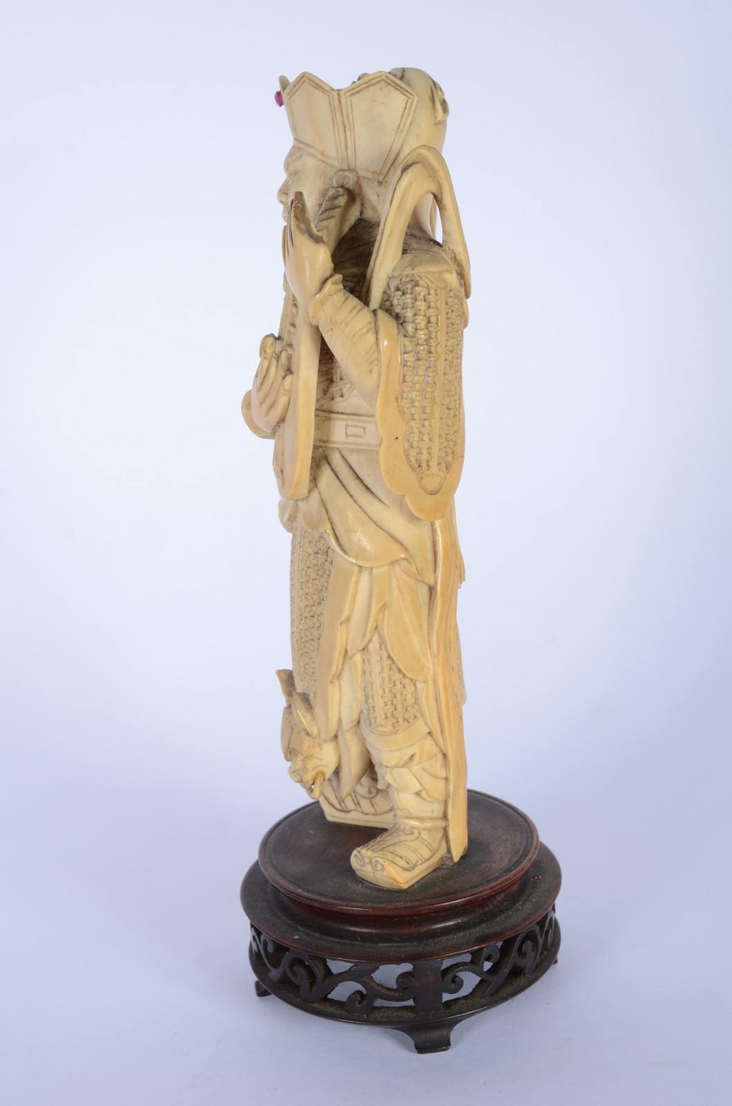 Escultura de marfim representando figura masculina, base de madeira... - foto 4 de 7