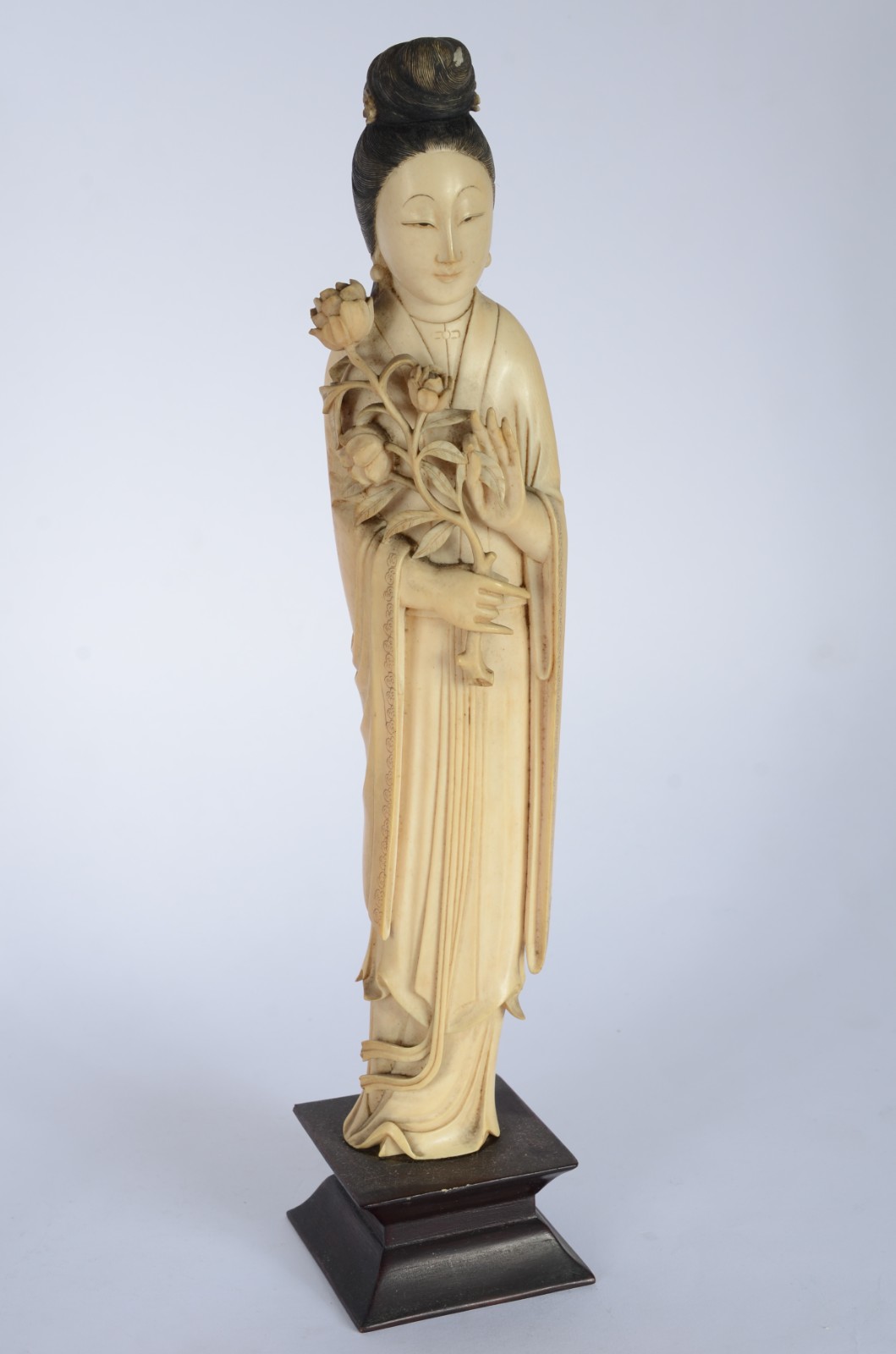 Escultura de marfim representando gueixa com ramo de flores, base de... - foto 1 de 5