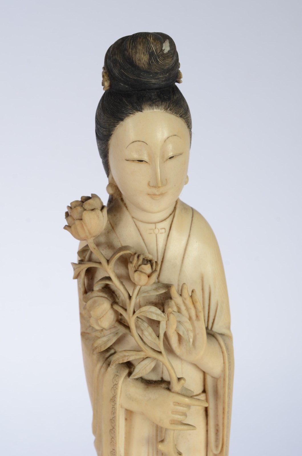 Escultura de marfim representando gueixa com ramo de flores, base de... - foto 2 de 5