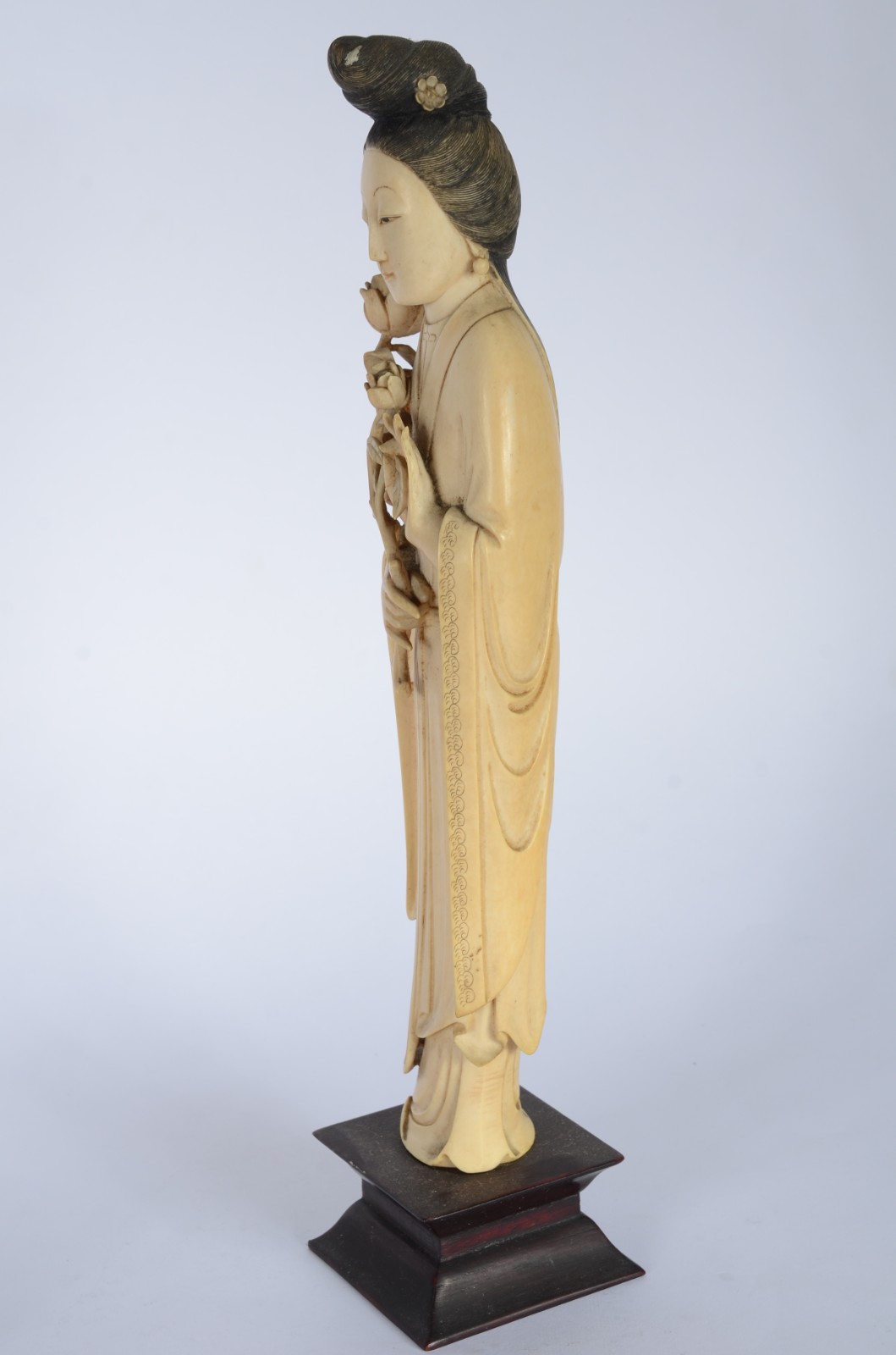 Escultura de marfim representando gueixa com ramo de flores, base de... - foto 3 de 5