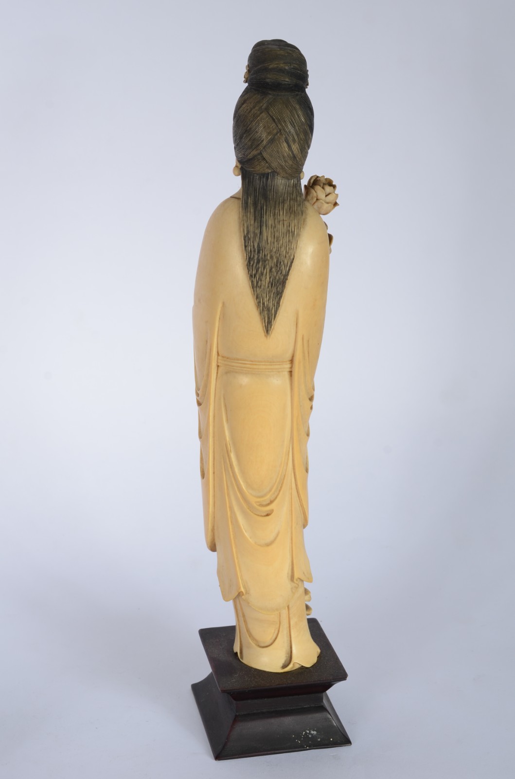 Escultura de marfim representando gueixa com ramo de flores, base de... - foto 4 de 5