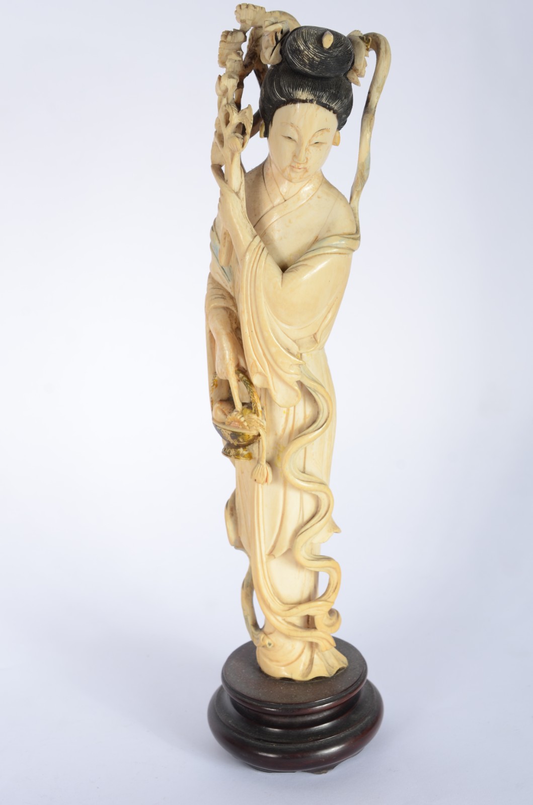 Escultura de marfim representando gueixa com cesta de flores, base de... - foto 1 de 8