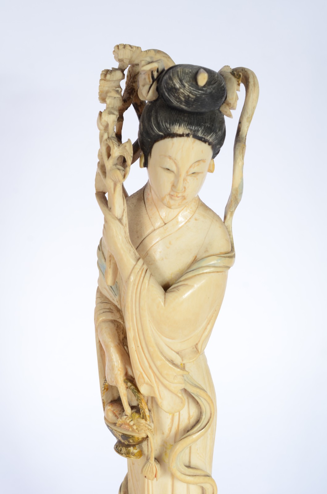 Escultura de marfim representando gueixa com cesta de flores, base de... - foto 2 de 8