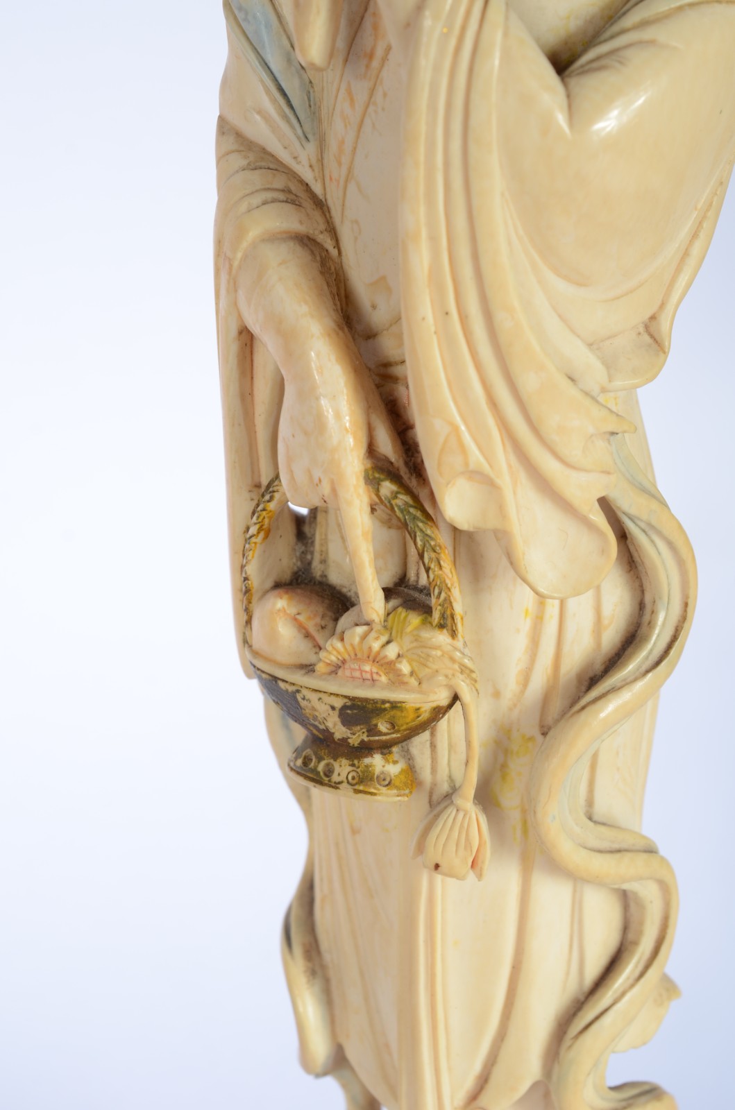 Escultura de marfim representando gueixa com cesta de flores, base de... - foto 3 de 8