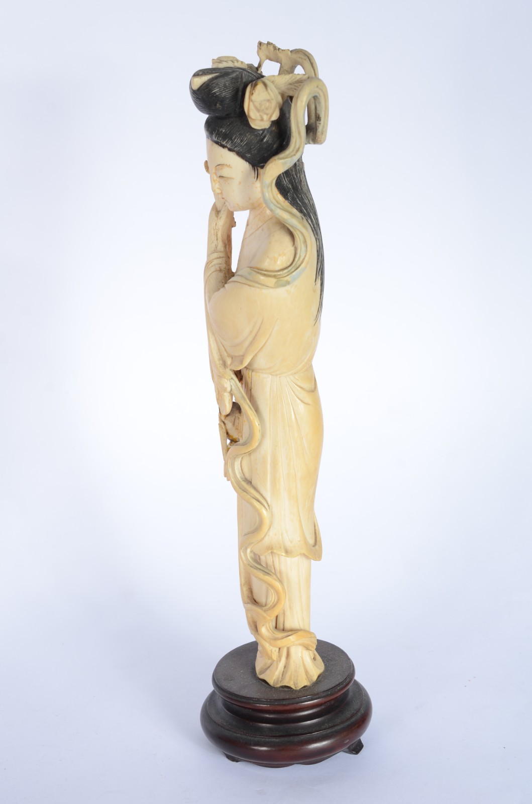 Escultura de marfim representando gueixa com cesta de flores, base de... - foto 5 de 8