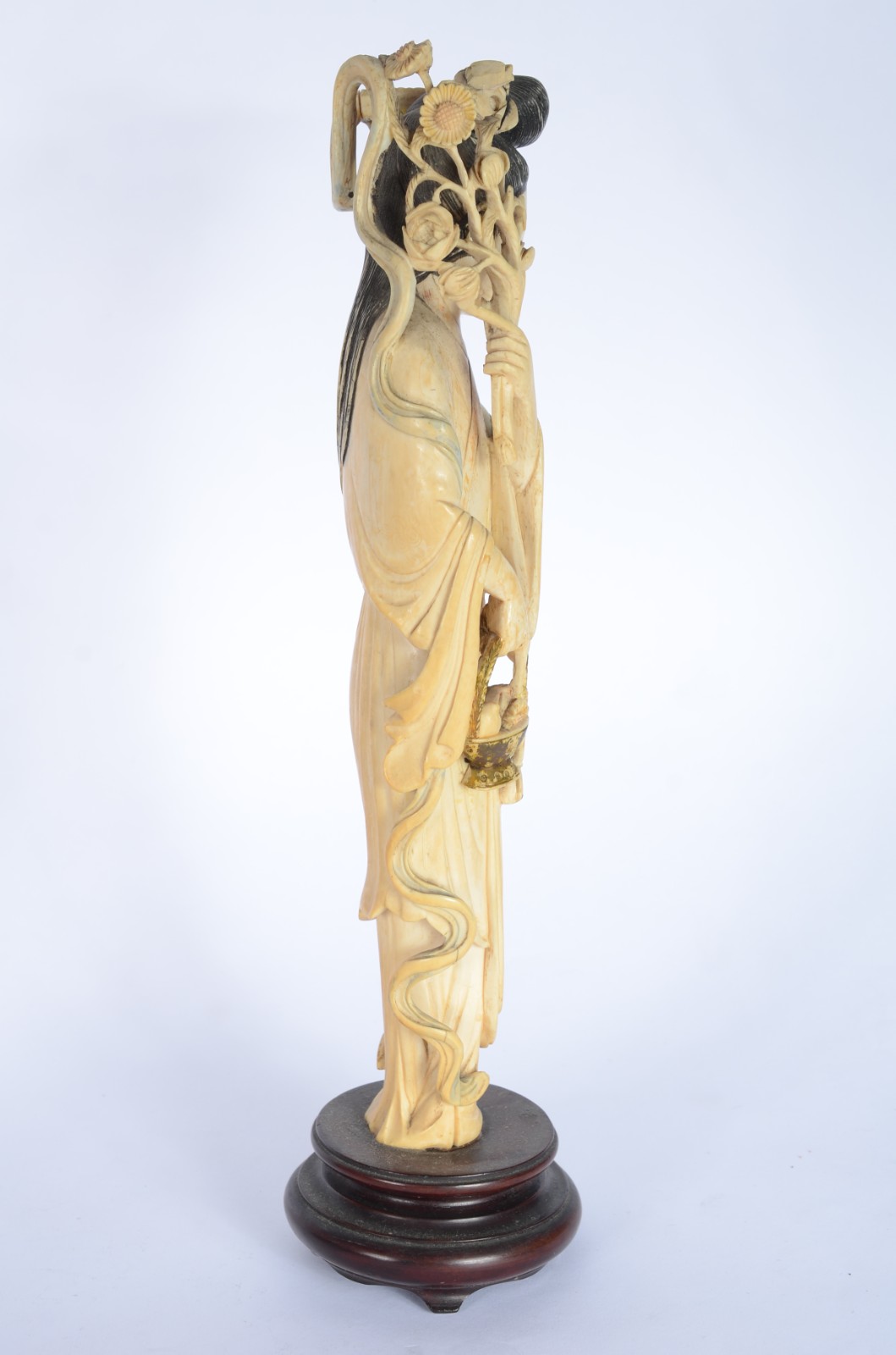 Escultura de marfim representando gueixa com cesta de flores, base de... - foto 6 de 8
