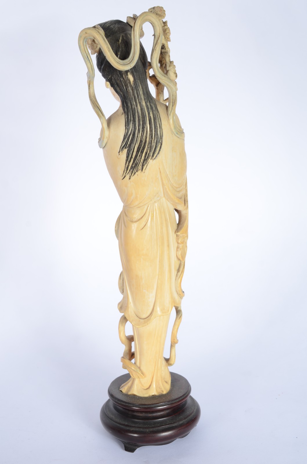 Escultura de marfim representando gueixa com cesta de flores, base de... - foto 7 de 8