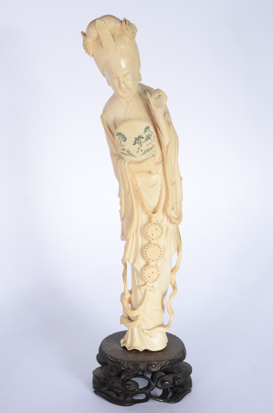 Escultura de marfim representando gueixa com ventarola, base de... - foto 1 de 7