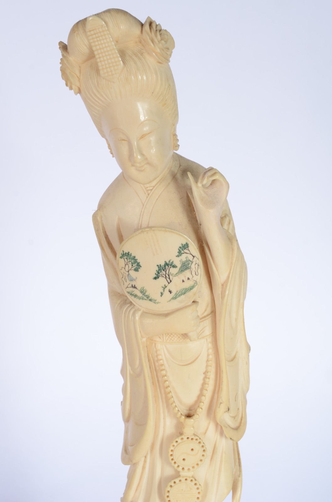 Escultura de marfim representando gueixa com ventarola, base de... - foto 2 de 7