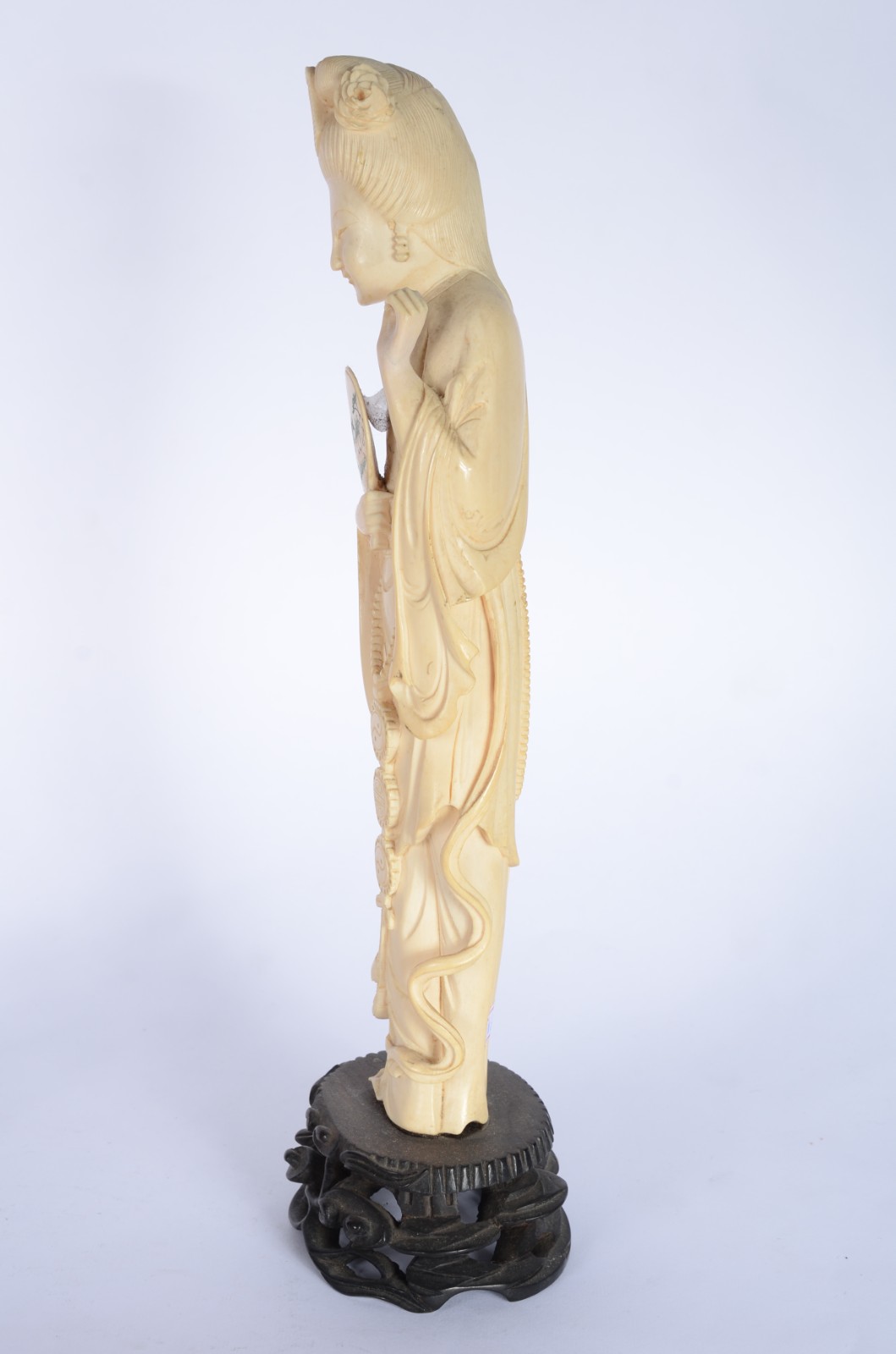 Escultura de marfim representando gueixa com ventarola, base de... - foto 4 de 7