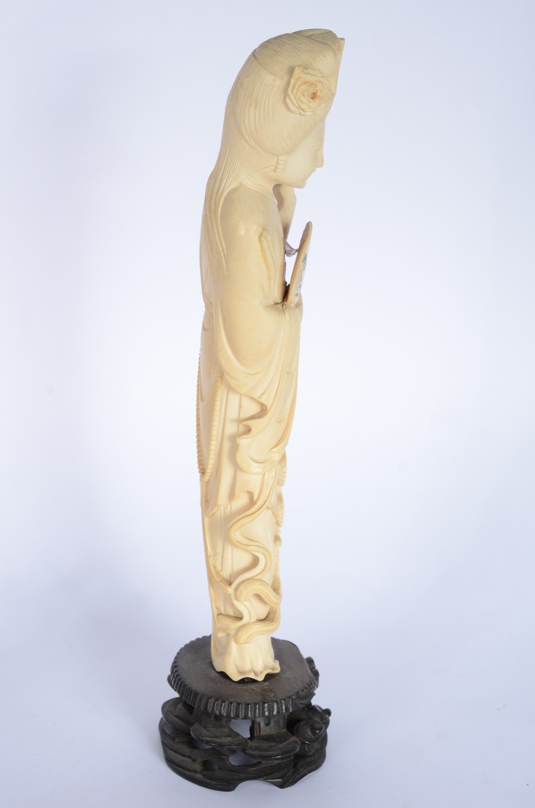 Escultura de marfim representando gueixa com ventarola, base de... - foto 5 de 7