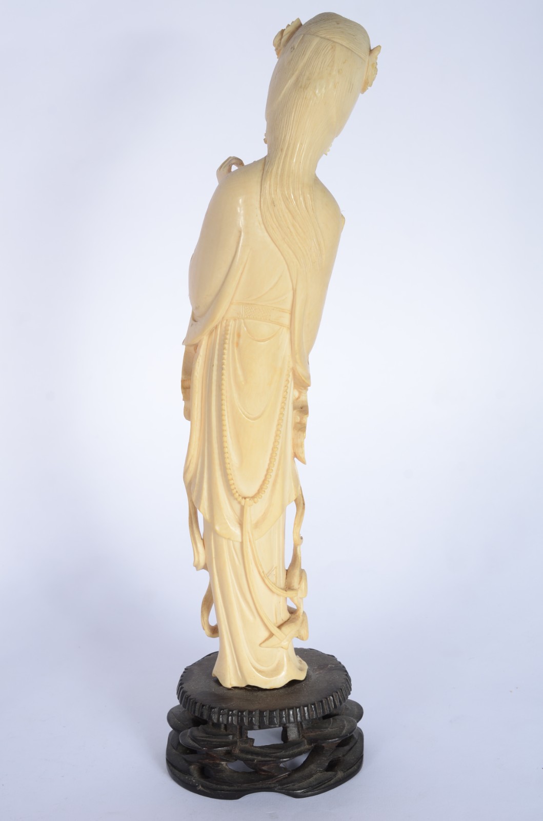 Escultura de marfim representando gueixa com ventarola, base de... - foto 6 de 7