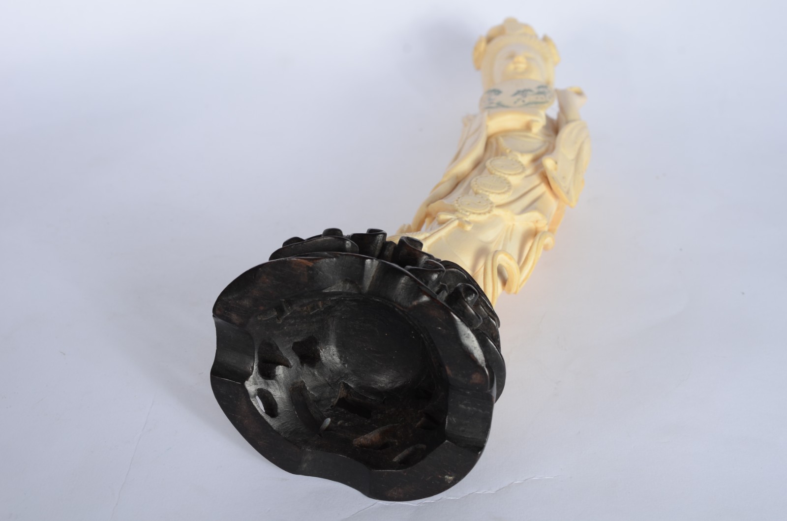 Escultura de marfim representando gueixa com ventarola, base de... - foto 7 de 7