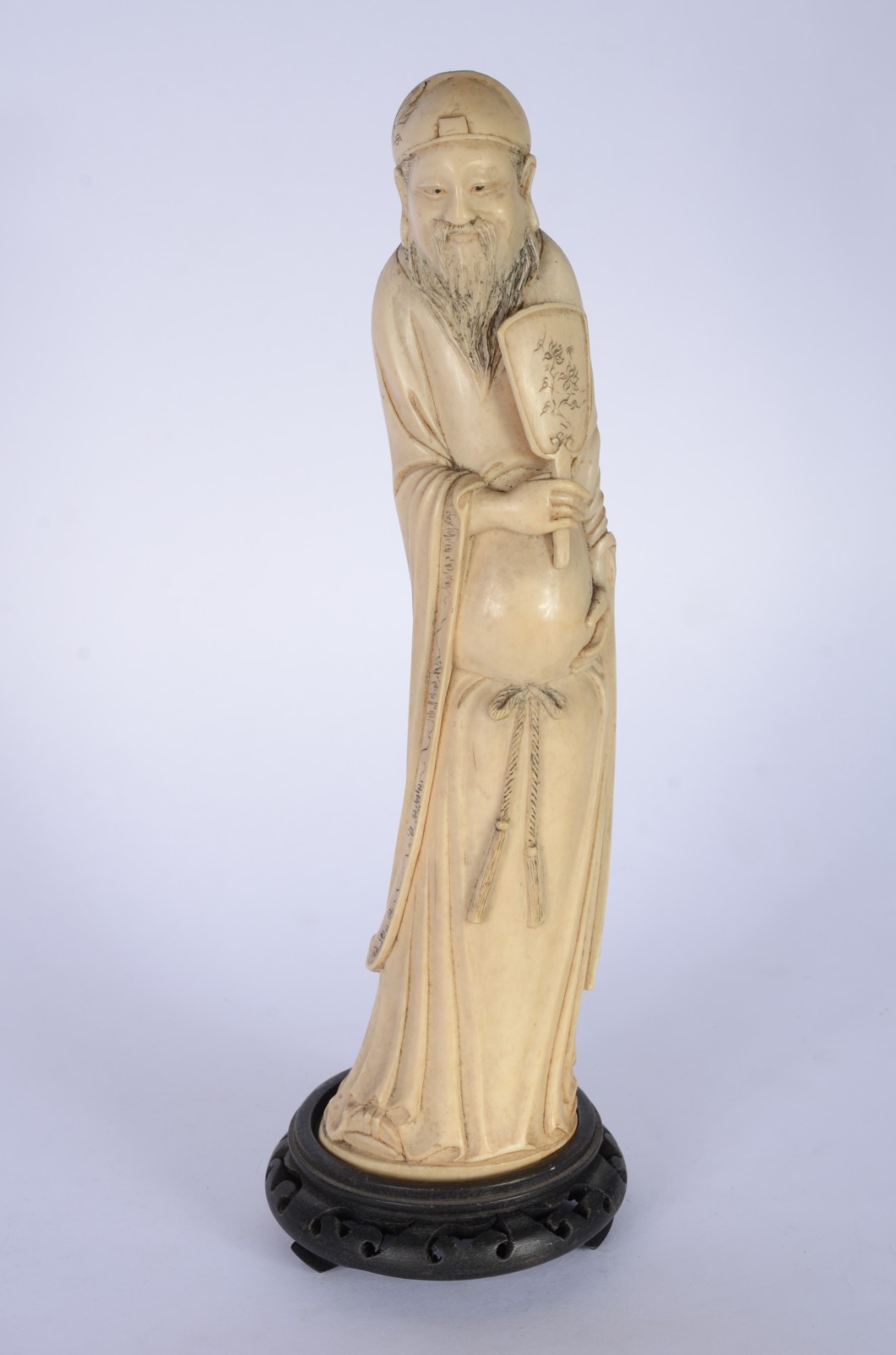 Antiga escultura chinesa em marfim retratando Zhongli Quan, um dos... - foto 1 de 9