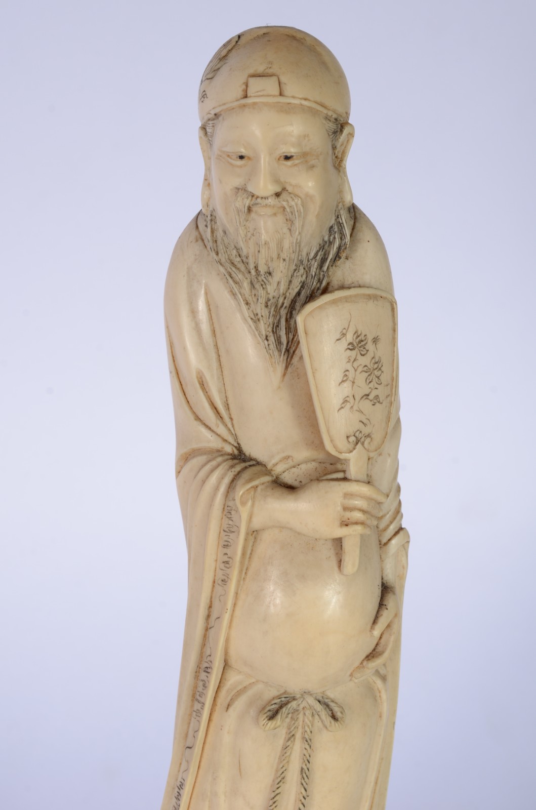Antiga escultura chinesa em marfim retratando Zhongli Quan, um dos... - foto 2 de 9