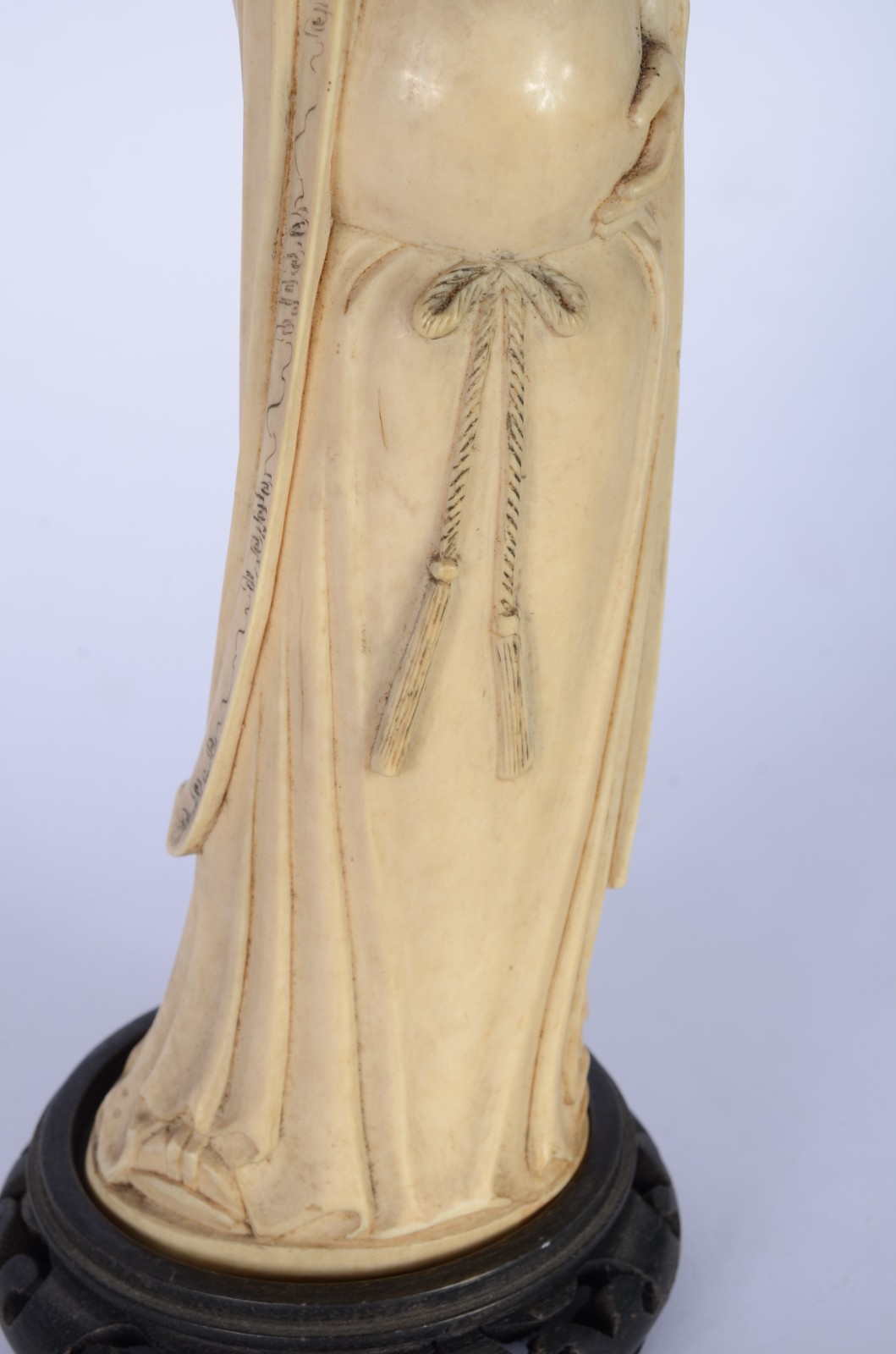 Antiga escultura chinesa em marfim retratando Zhongli Quan, um dos... - foto 3 de 9