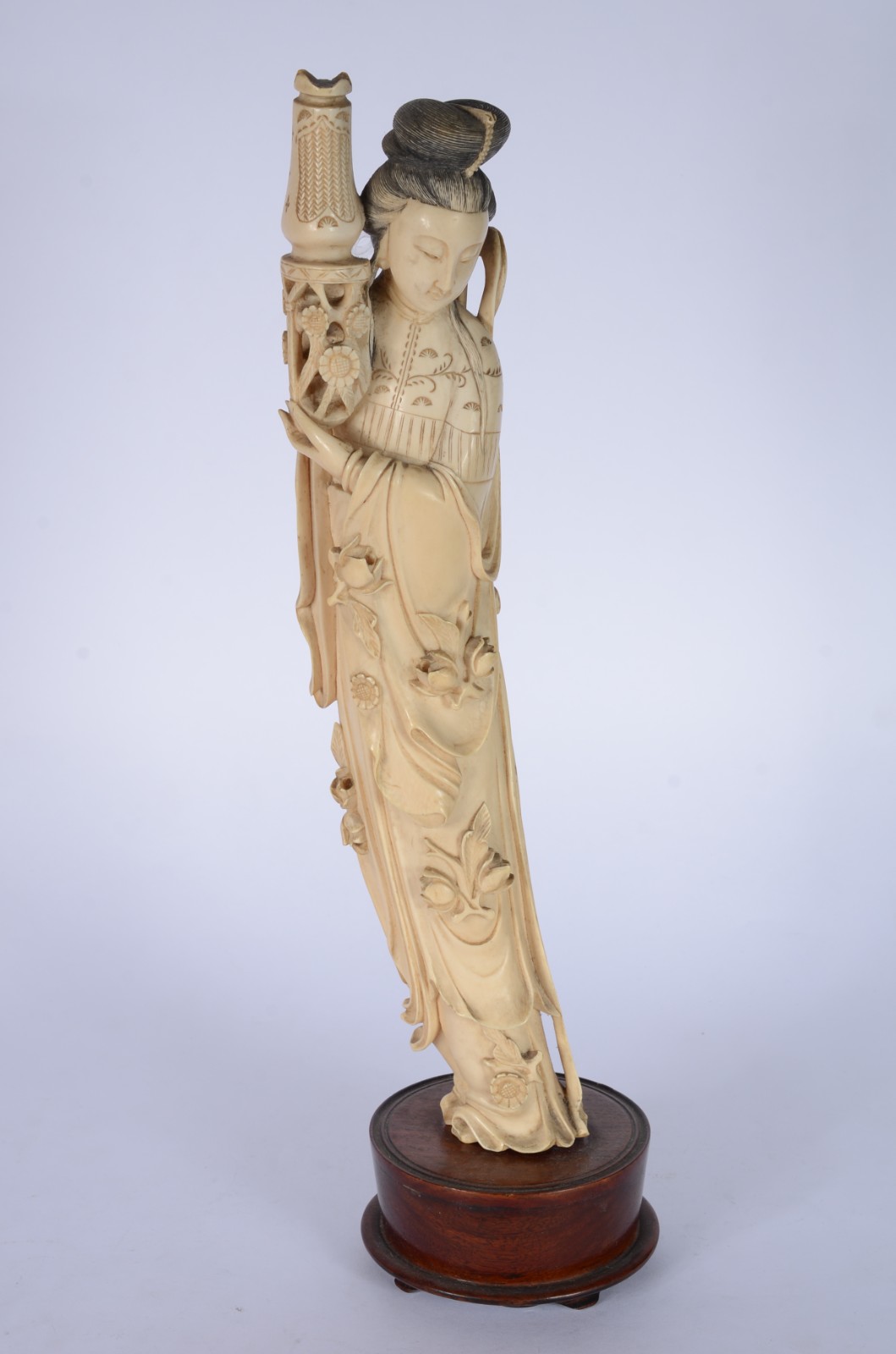 Escultura de marfim representando gueixa com flores e torre, base de... - foto 1 de 8