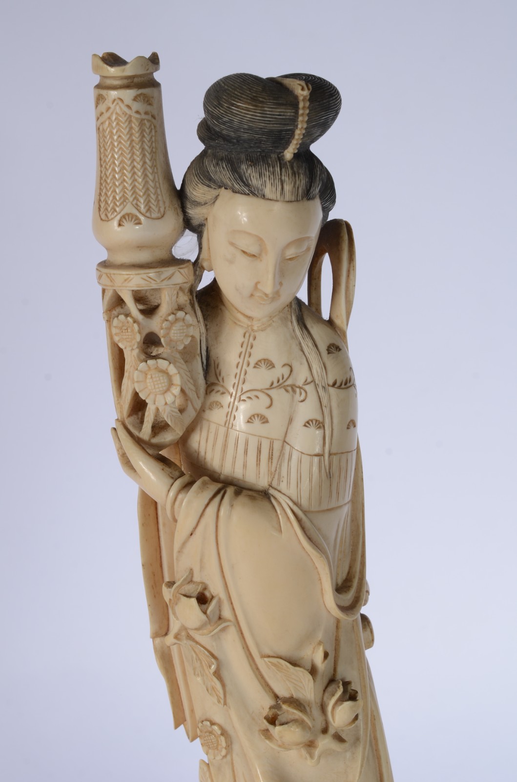 Escultura de marfim representando gueixa com flores e torre, base de... - foto 2 de 8