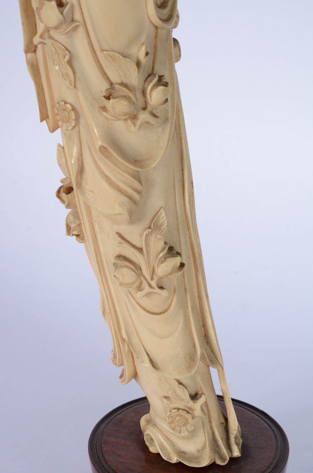 Escultura de marfim representando gueixa com flores e torre, base de... - foto 3 de 8