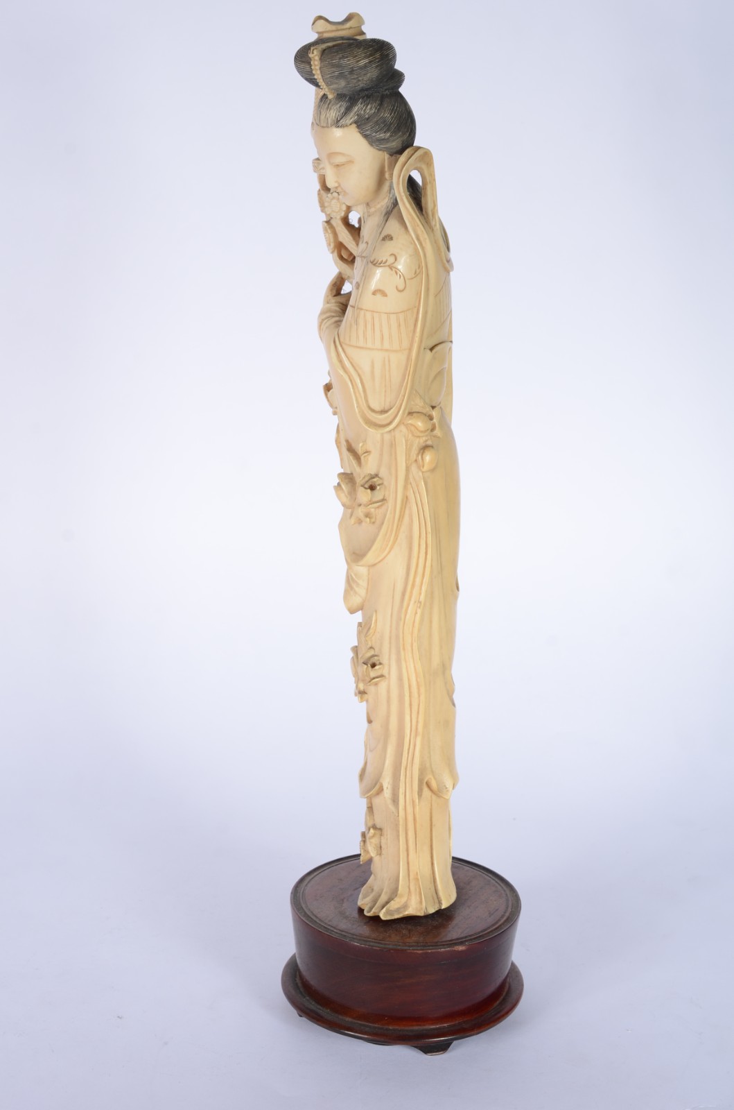 Escultura de marfim representando gueixa com flores e torre, base de... - foto 4 de 8