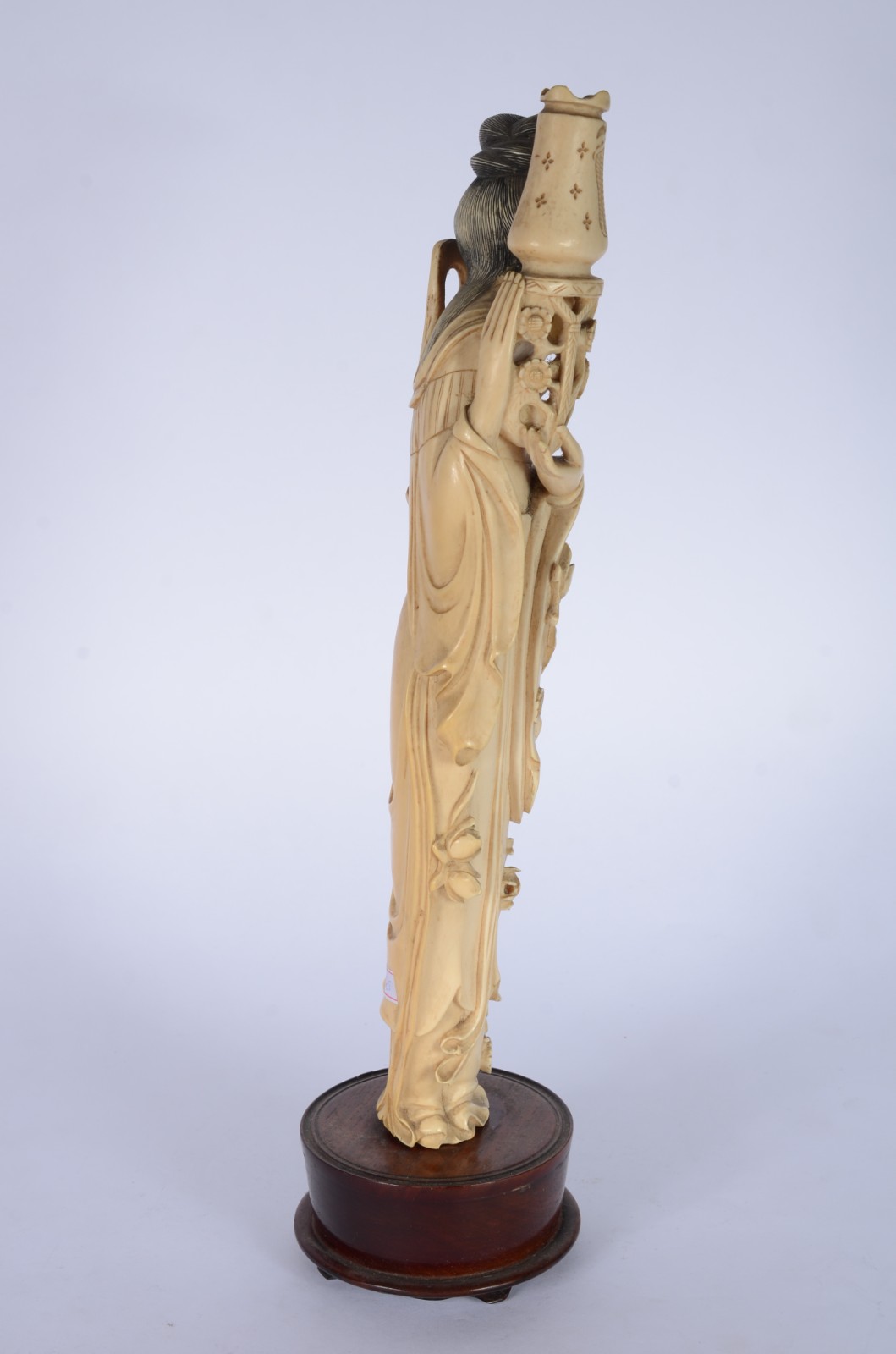 Escultura de marfim representando gueixa com flores e torre, base de... - foto 5 de 8