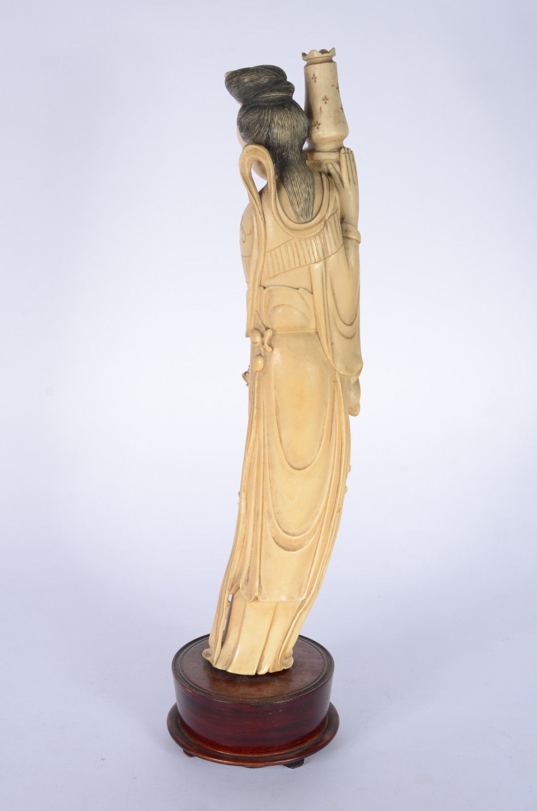 Escultura de marfim representando gueixa com flores e torre, base de... - foto 6 de 8