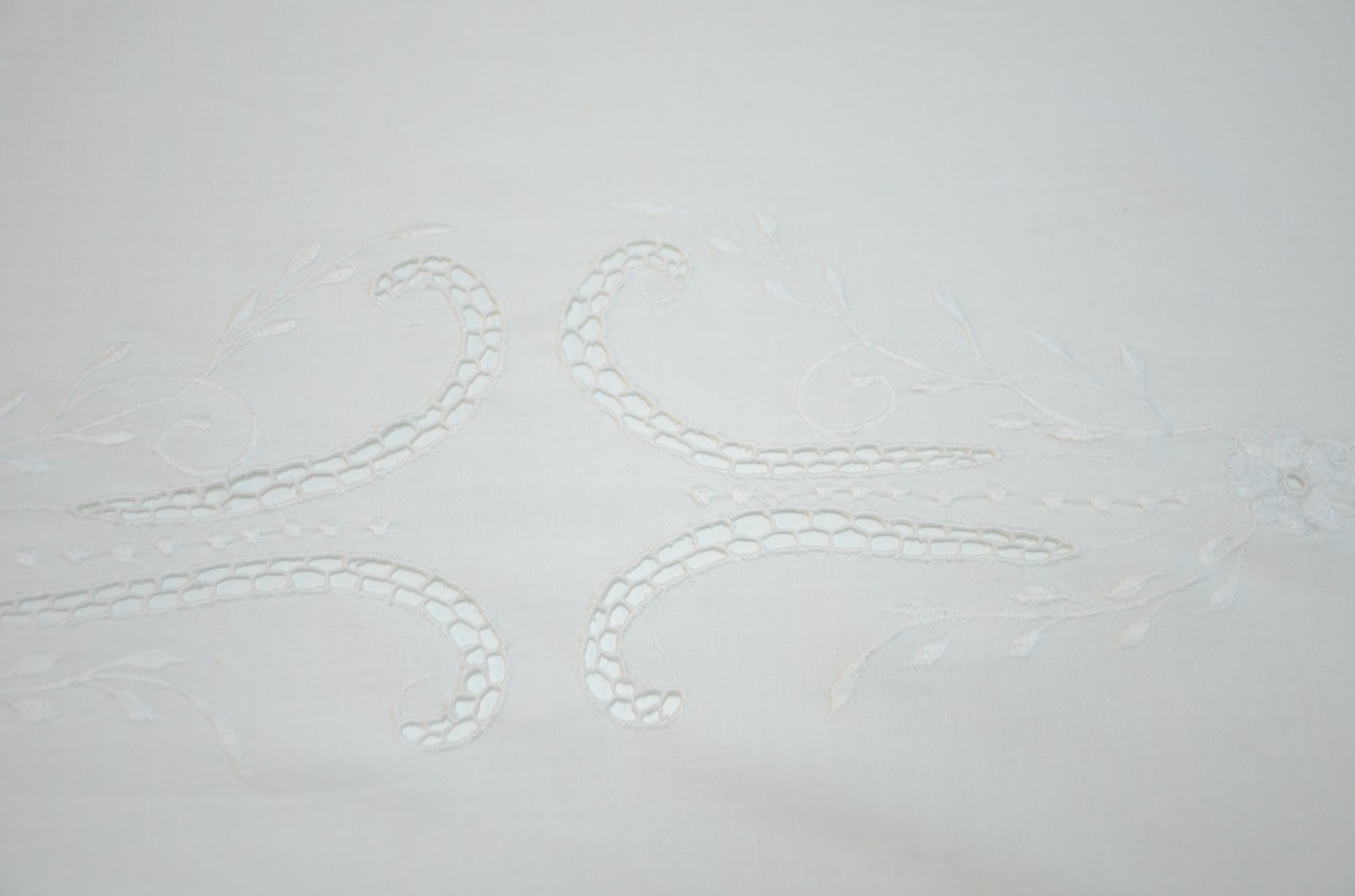 Toalha de mesa de linho branco com bordados. - foto 5 de 7