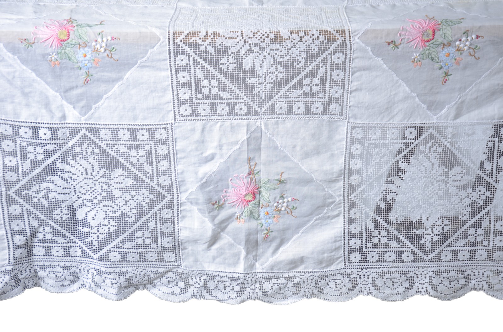 Toalha de mesa em renda "labirinto" e organza branca com bordados... - foto 3 de 7