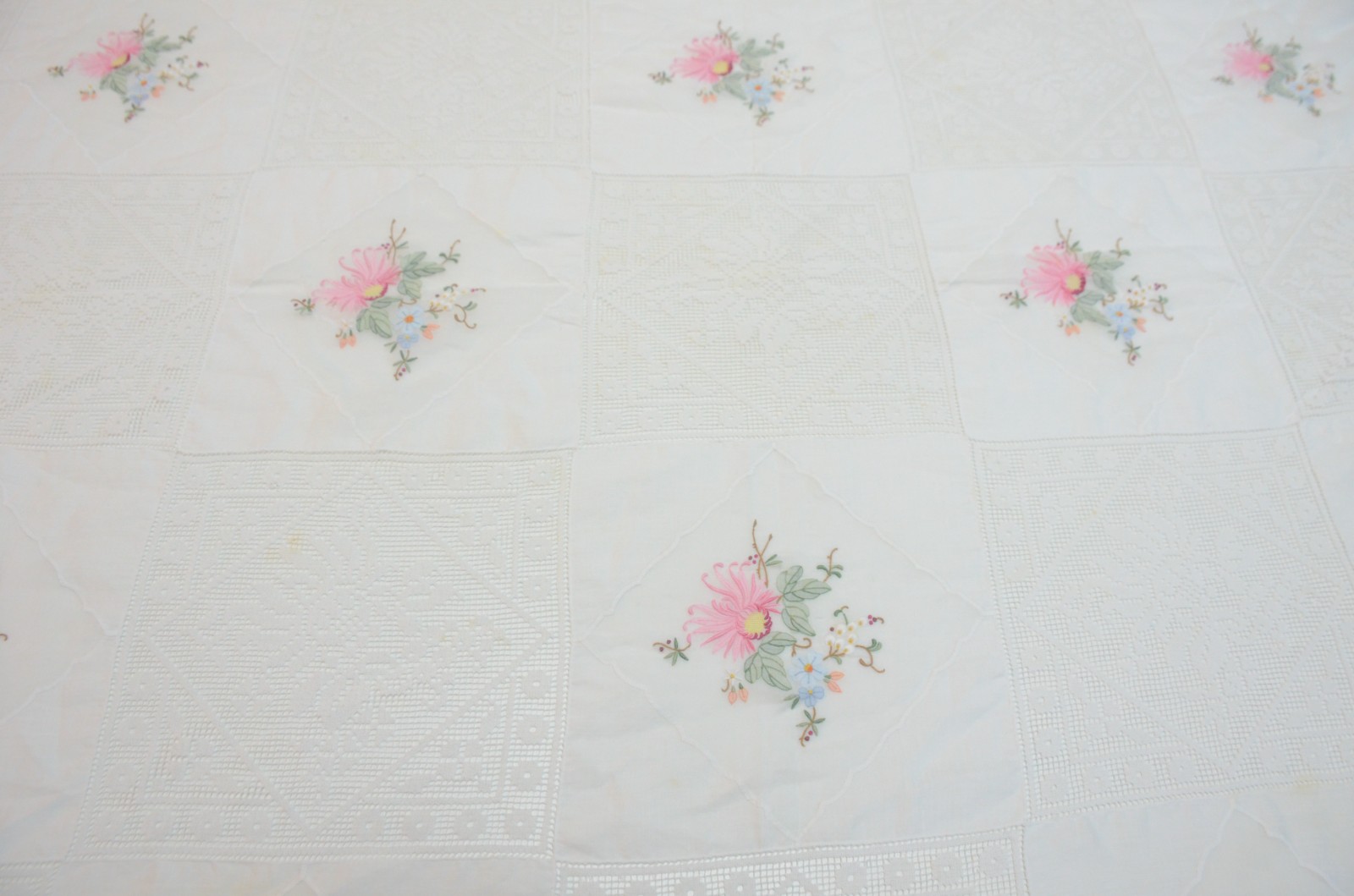 Toalha de mesa em renda "labirinto" e organza branca com bordados... - foto 4 de 7