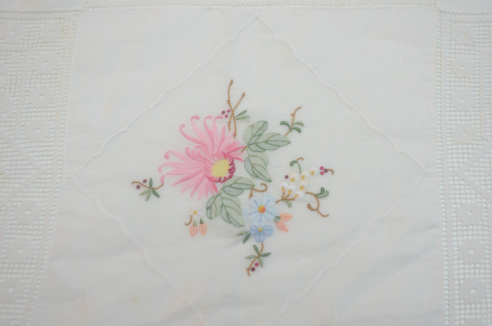 Toalha de mesa em renda "labirinto" e organza branca com bordados... - foto 5 de 7