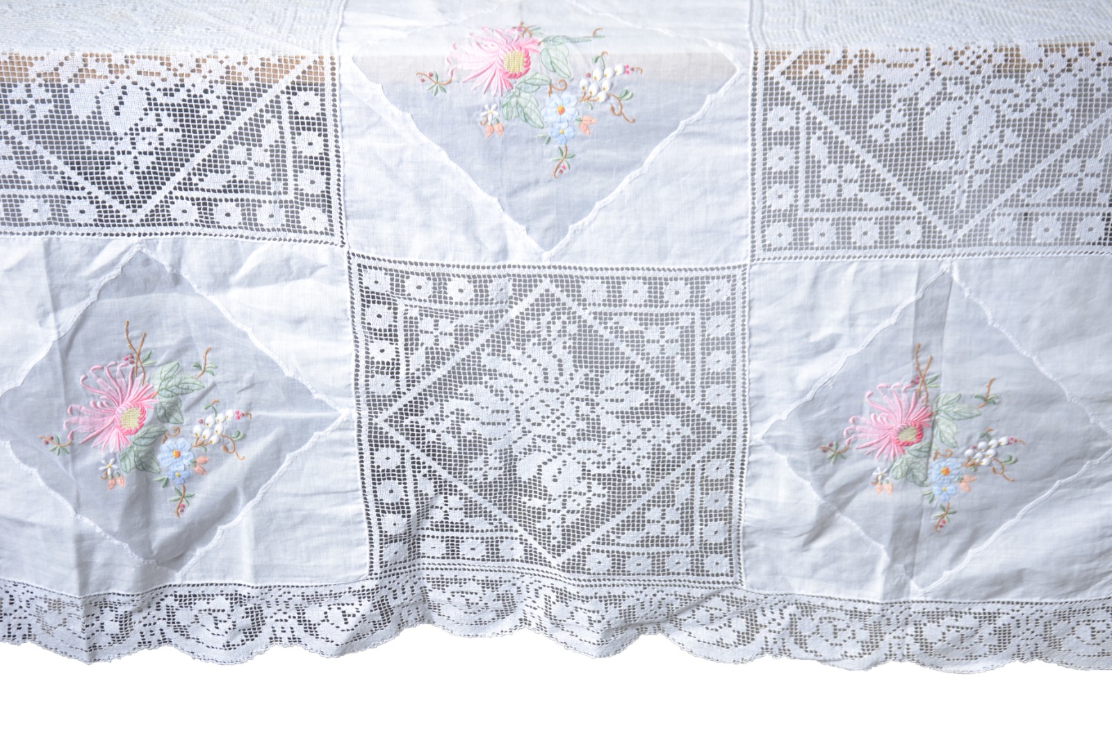 Toalha de mesa em renda "labirinto" e organza branca com bordados... - foto 6 de 7