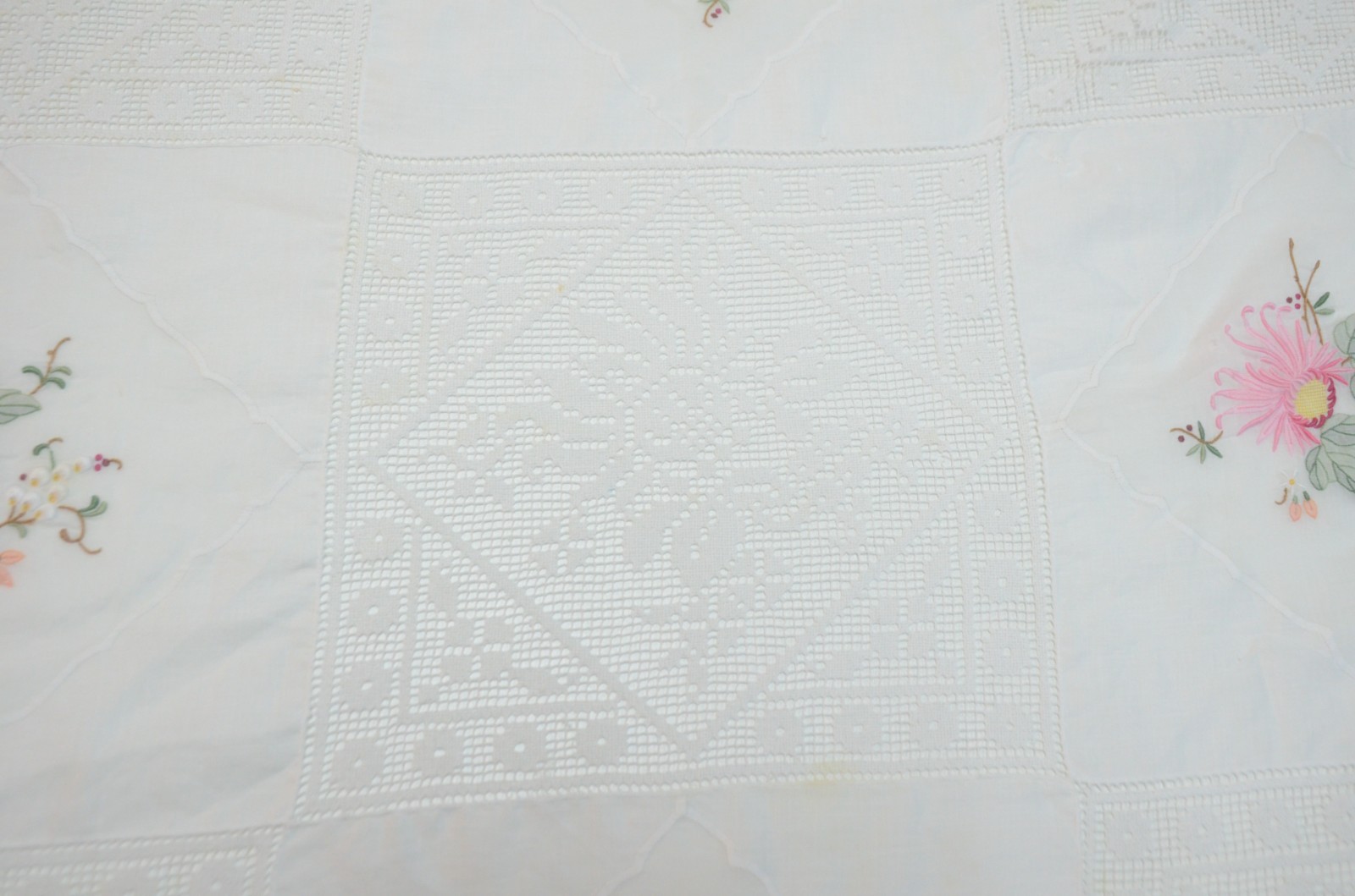 Toalha de mesa em renda "labirinto" e organza branca com bordados... - foto 7 de 7