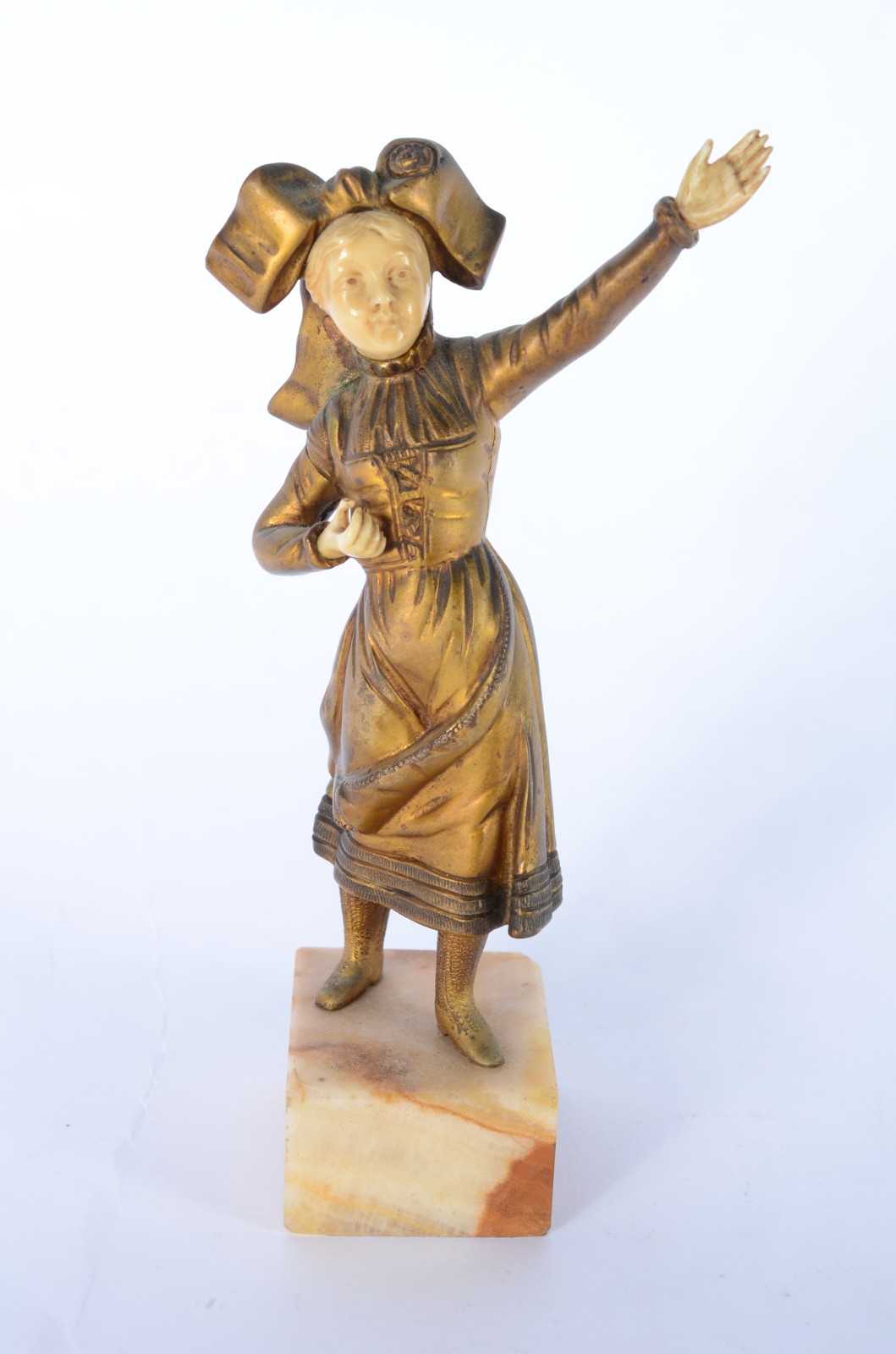Escultura de bronze e marfim representando camponesa, assinada. - foto 1 de 8