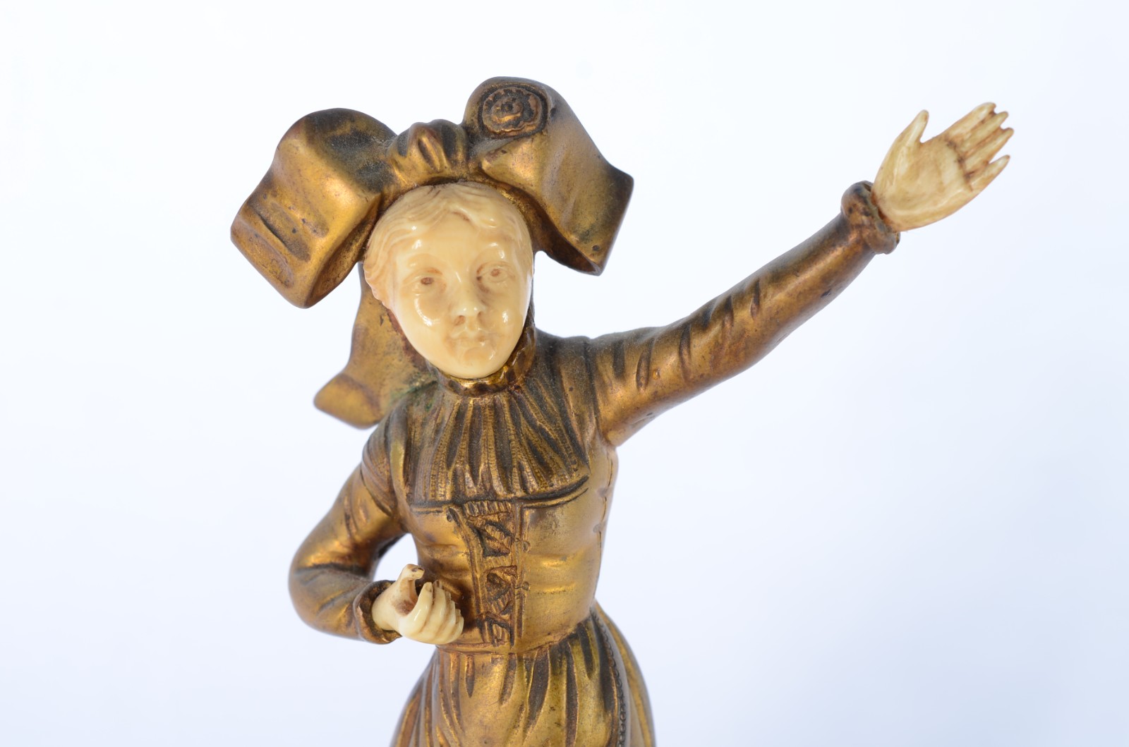 Escultura de bronze e marfim representando camponesa, assinada. - foto 2 de 8