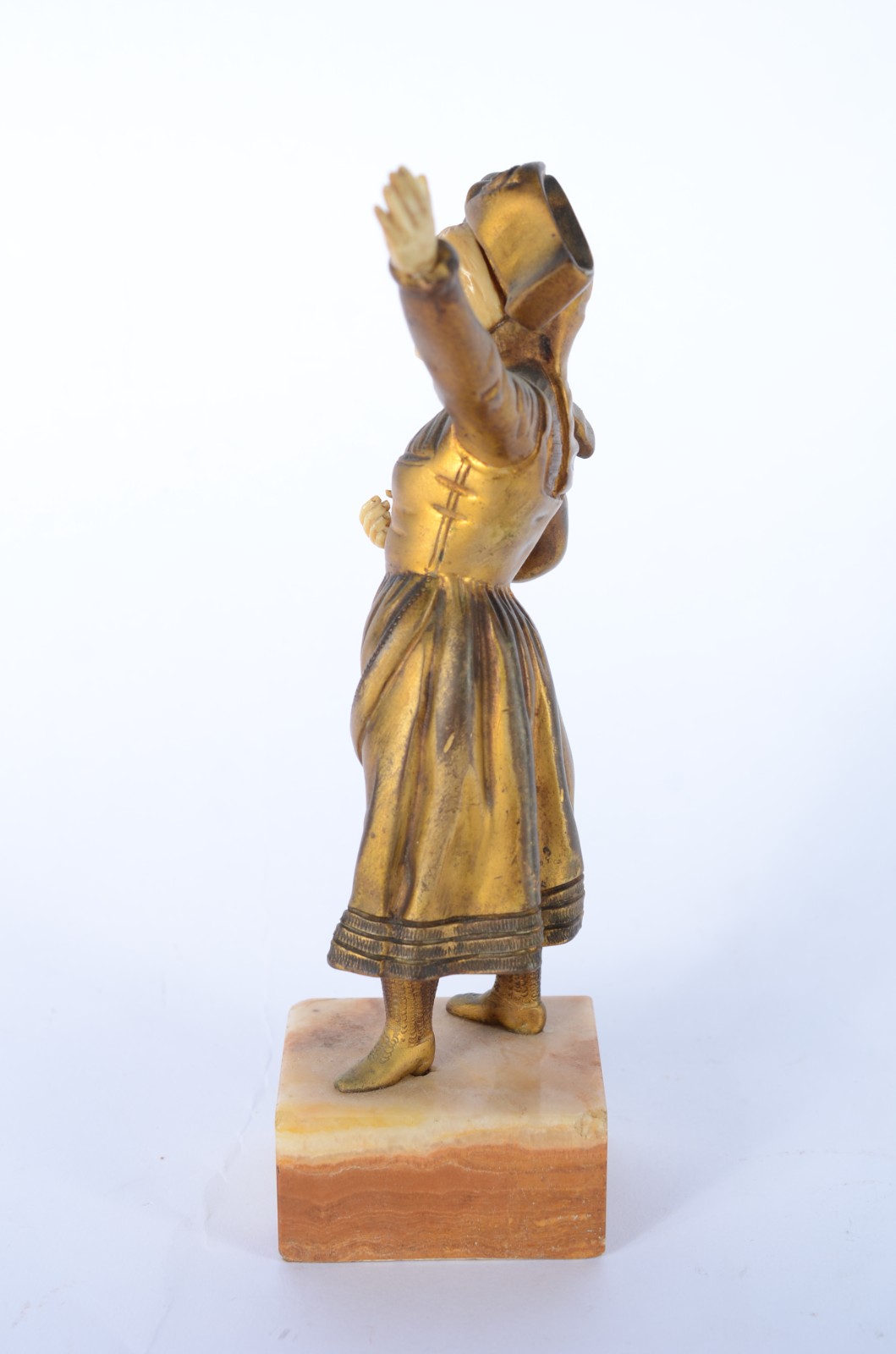 Escultura de bronze e marfim representando camponesa, assinada. - foto 3 de 8